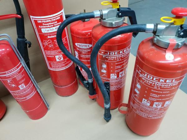 Feuerlöscher stammen aus verschiedenen Firmenauflösungen